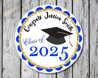Puede incluir: Pegatina redonda azul y dorada para graduación con el texto "Congrats Jessica Smith Class of 2025" y un gorro de graduación negro.