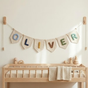 Puede incluir: Un juego de tres tazas de cerámica con un acabado mate moteado. Las tazas son de color crema, gris claro y gris oscuro. Cada taza tiene un diseño simple y minimalista.