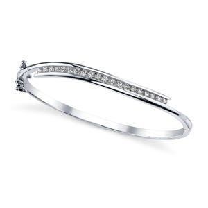 Könnte beinhalten: Ein silberfarbenes Armreif-Armband mit geschwungenem Design. Das Armband ist mit kleinen, klaren Edelsteinen besetzt. Das Armband hat ein schlichtes, elegantes Design, das für den Alltag geeignet ist.