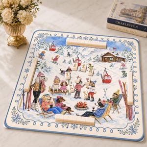 Peut inclure: Un tapis de mah-jong carré illustré d'une scène hivernale avec des chiens en pull, des télécabines et un chalet. Le tapis présente une bordure bleue à motifs de flocons, quatre réglettes et plusieurs tuiles de mah-jong avec des caractères.