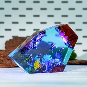 Handmade Sea Turtle Resin Night Light – Ocean Reef Epoxy Lamp, Unique Aquarium Style Decor & Marine Life Gift for Nature Fans, desk decor