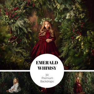 Könnte beinhalten: Eine junge Person in einem roten Samtkleid und einem Blumenkranz steht vor einem Hintergrund aus immergrünen Zweigen und roten Beeren. Das Bild hat den Text "EMERALD WHIMSY" und "30 Premium Backdrops" in einem weißen Kreis.