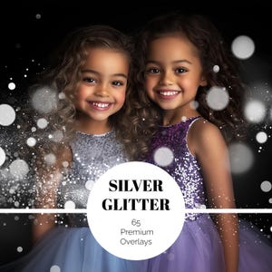Puede incluir: Dos chicas sonriendo, con tops de lentejuelas y faldas de tul, con superposiciones de purpurina plateada. El texto dice "SILVER GLITTER" y "65 Premium Overlays". El fondo es negro con bokeh blanco.