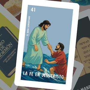 Puede incluir: Una tarjeta ilustrada con el texto "LA FE EN JESUCRISTO" representa una figura con una túnica azul claro ayudando a otra con una túnica roja. La tarjeta está etiquetada como "41" y "EL BUEN SAMARITANO". Otras tarjetas y un libro están en el fondo.