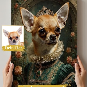Könnte beinhalten: Leinwanddruck mit einem Chihuahua-Porträt im Renaissance-Stil. Der Hund trägt eine Krone, einen Rüschenkragen und ein grünes Kleid. Der Hintergrund zeigt Rosen und einen Bogen. Der Text "Dein Tier" und "Dein Kunstwerk" sind sichtbar.