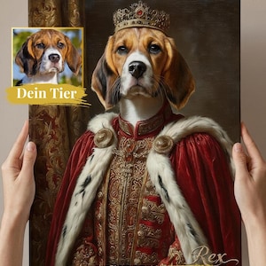 Könnte beinhalten: Ein königliches Porträt eines Beagle-Hundes mit Krone und königlicher Kleidung. Der Hund trägt einen roten und goldenen Umhang mit weißem Pelzkragen. Das Bild enthält ein kleineres inset Foto und den Text "Dein Tier" und "Dein Kunstwerk".