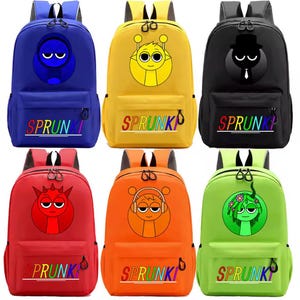 Puede incluir: Seis mochilas coloridas con diseños de personajes de dibujos animados. Las mochilas son azules, amarillas, negras, rojas, naranjas y verdes. Cada mochila tiene un bolsillo frontal y la palabra "SPRUNK!" en arcoíris.