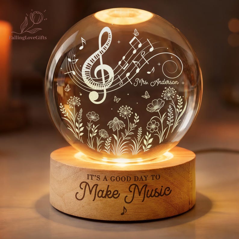 Pu&ograve; includere: Una sfera di vetro illuminata con note musicali, una chiave di violino e motivi floreali, posta su una base di legno. La base recita "IT'S A GOOD DAY TO Make Music". La sfera &egrave; illuminata dall'interno.