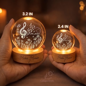 Pu&ograve; includere: Due globi di vetro illuminati, di 8,1 cm e 6,1 cm di diametro, con note musicali e disegni floreali. Le basi in legno recitano "IT'S A GOOD DAY TO Make Music." Il globo pi&ugrave; grande ha l'iscrizione "Mrs. Anderson".