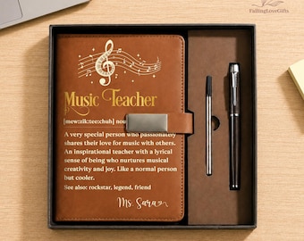 Può includere: Un set regalo per insegnanti di musica con un diario in pelle marrone e una penna. Il diario presenta un motivo di note musicali e la scritta "Music Teacher". Sono inclusi una penna nera e una ricarica.