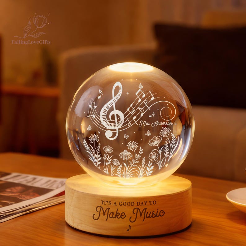 Pu&ograve; includere: Una sfera di vetro illuminata con note musicali e motivi floreali, posta su una base di legno. La base recita "IT'S A GOOD DAY TO Make Music". La sfera si illumina dall'interno, creando un'atmosfera calda. Un bel regalo per gli amanti della musica.