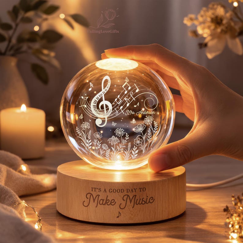 Pu&ograve; includere: Una sfera di cristallo luminosa con note musicali e motivi floreali, appoggiata su una base di legno. La base recita "IT'S A GOOD DAY TO Make Music". La sfera &egrave; illuminata dall'interno, creando un'atmosfera calda e invitante. Il nome "Mrs. Anderson" &egrave; inciso.