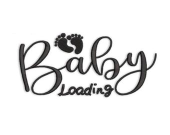 Könnte beinhalten: Schwarzer Schriftzug "Baby Loading" auf weißem Hintergrund. Über dem Wort "Loading" befinden sich zwei schwarze Babyfüße. Geeignet für Babyparty-Dekorationen oder Schwangerschaftsankündigungen.