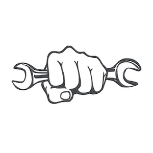 以下が含まれることがあります： レンチを握りしめた握りこぶしの白黒イラスト。レンチは水平に配置され、拳は中央にあります。画像は白い背景の線画です。