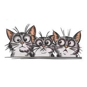 Può includere: Un disegno per ricamo raffigurante tre gatti grigi tigrati con grandi occhi spalancati e volti espressivi. I gatti sono posizionati fianco a fianco, con baffi dettagliati, orecchie a punta e strisce grigio scuro in stile schizzo.