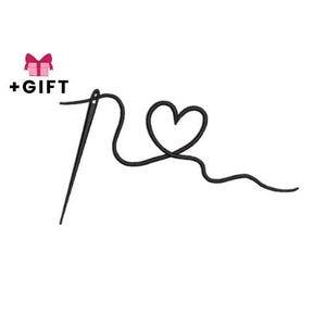 Può includere: Un disegno nero di ago e filo che forma un cuore, con la scritta "+REGALO" e un'icona di confezione regalo rosa. Il disegno è su sfondo bianco, adatto per lavori di artigianato o articoli fatti a mano.