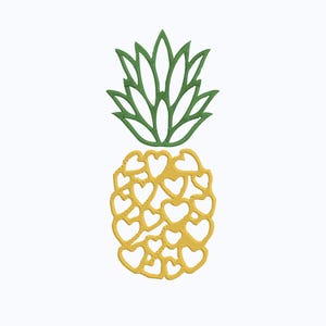 Op de afbeelding: Een geel ananasontwerp met hartvormige uitsparingen, bekroond met groene bladeren. De ananas is een tropisch fruitsymbool, vaak gebruikt in interieurdecoratie en ambachten. Het ontwerp staat op een witte achtergrond.