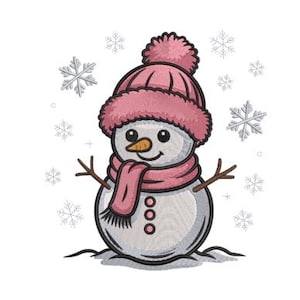 Puede incluir: Ilustración de un muñeco de nieve sonriente con gorro y bufanda rosas. Tiene brazos de ramitas, nariz de zanahoria y tres botones negros. Copos de nieve rodean al muñeco sobre un fondo blanco.
