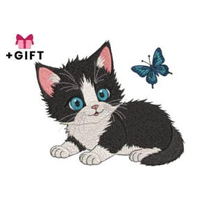 Peut inclure: Motif brodé d'un chaton noir et blanc aux yeux bleus et d'un papillon bleu. Le texte "+CADEAU" est au-dessus du chaton, avec une icône de boîte cadeau rose.