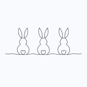 Puede incluir: Un dibujo lineal minimalista presenta tres siluetas de conejos, cada una con un detalle en forma de corazón. Los conejos se representan desde atrás, con orejas largas y un diseño simple y elegante. La obra de arte es en negro sobre fondo blanco.