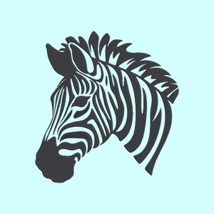 Könnte beinhalten: Eine detaillierte Illustration eines Zebra-Kopfes im Profil, in Schwarz und Weiß. Das Bild zeigt die charakteristischen Streifen und Gesichtszüge des Tieres vor einem hellblauen Hintergrund. Die Darstellung ist präzise.