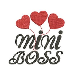 Puede incluir: Un diseño bordado con las palabras "mini BOSS" en una fuente de escritura juguetona. Encima del texto hay tres globos rojos en forma de corazón, que añaden un toque de fantasía al diseño. El diseño está sobre un fondo blanco.