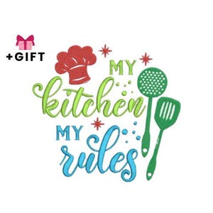 Puede incluir: Un diseño temático de cocina con el texto "My Kitchen My Rules" en escritura verde y azul. Un gorro de chef rojo, utensilios de cocina verdes y acentos de estrella completan el diseño. También se incluye una caja de regalo rosa con un lazo y el texto "+REGALO".