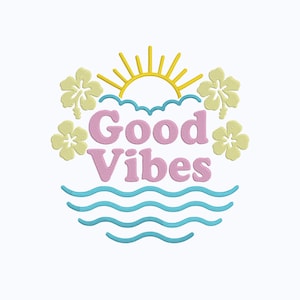 Może przedstawiać: Haftowany wzór z różowymi słowami "Good Vibes" nad niebieskimi falami. Żółte słońce i jasnozielone kwiaty otaczają tekst. Projekt na białym tle nawiązuje do motywu tropikalnego lub plażowego.