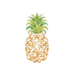 Puede incluir: Diseño de piña bordada con un detallado patrón de filigrana dorada sobre fondo blanco. La corona de la piña presenta hojas verdes y amarillas. Este diseño decorativo es adecuado para varios proyectos de manualidades.