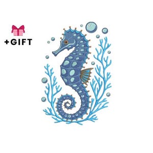 Könnte beinhalten: Detaillierte Illustration eines blauen Seepferdchens mit hellblauen Flecken, umgeben von blauen Korallen und Blasen. Das Seepferdchen hat einen eingerollten Schwanz und eine detaillierte Flosse. Der Text "+GESCHENK" und eine rosa Geschenkbox sind enthalten.