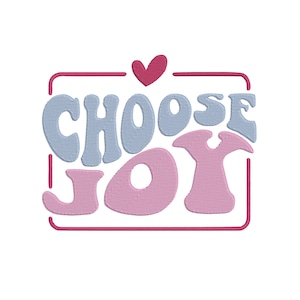 Puede incluir: Un diseño de bordado que presenta el texto CHOOSE JOY en una fuente ondulada y negrita. La palabra CHOOSE es azul claro y la palabra JOY es rosa. Un pequeño corazón rosa se sitúa sobre el texto, todo encerrado en un borde rectangular rosa fino.