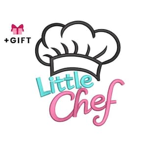 Könnte beinhalten: Ein schwarzes Kochmützen-Logo mit den Worten "Little Chef" in Türkis und Rosa. Eine rosa Geschenkbox mit Schleife und den Worten "+GESCHENK" befindet sich in der oberen linken Ecke. Das Logo befindet sich auf weißem Hintergrund.