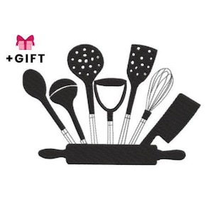 Op de afbeelding: Zwarte keukengerei, waaronder een lepel, een schuimspaan, een spatel, een garde en een mes, gerangschikt boven een deegroller. De afbeelding bevat de tekst "+CADEAU" met een roze geschenkdoos.