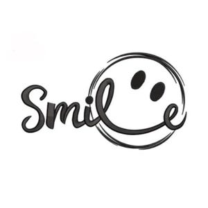 以下が含まれることがあります： 黒と白のグラフィックで、筆記体で「Smile」という言葉が描かれています。この言葉は、2つの黒い点と曲がった線で構成された円形のスマイリーフェイスのデザインに統合されています。