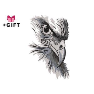 Op de afbeelding: Een gedetailleerde zwart-wit-grijze illustratie van een adelaarskop, met een scherpe snavel en intense blik. De afbeelding bevat de tekst "+CADEAU" met een roze cadeau-icoon, wat een cadeau suggereert.