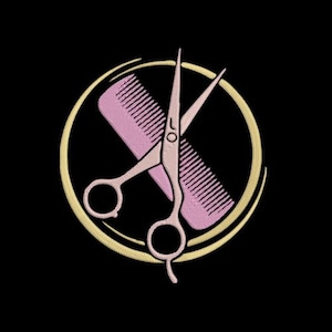 Puede incluir: Un diseño bordado con un peine rosa y tijeras cruzadas, dentro de un círculo dorado sobre un fondo negro. El diseño es probablemente para un salón de belleza o peluquería.