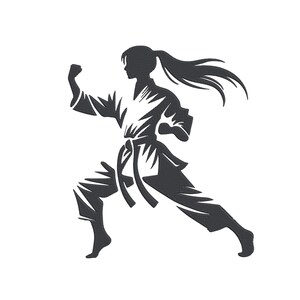 Puede incluir: Silueta en blanco y negro de una persona con uniforme de karate en una postura de combate dinámica. La figura está en movimiento, con un brazo levantado en un puño y el otro doblado. La cola de caballo ondea detrás.