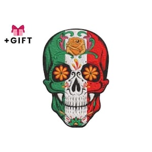 Puede incluir: Parche de calavera bordada con diseño de bandera mexicana. La calavera presenta colores verde, blanco y rojo, con acentos de flores naranjas y una rosa amarilla. El texto "+REGALO" está junto a una caja de regalo rosa.