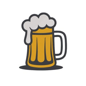 Könnte beinhalten: Ein gestickter Aufnäher in Form eines gelben Bierkrugs mit dunkelgrauer Umrandung und Henkel. Der Krug ist mit goldener Flüssigkeit gefüllt und mit einer dicken Schicht weißem Schaum bedeckt, der an der linken Seite herabläuft. Der Boden ist dunkelgrau.