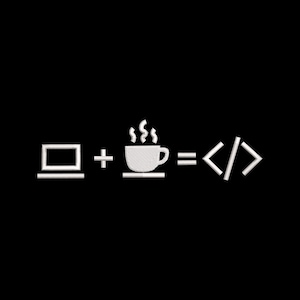 Pode incluir: Um gráfico bordado em branco sobre fundo preto apresentando um ícone de portátil, um sinal de mais, um ícone de chávena de café a fumegar, um sinal de igual e um símbolo de parênteses de código representando a equação portátil mais café igual a código.