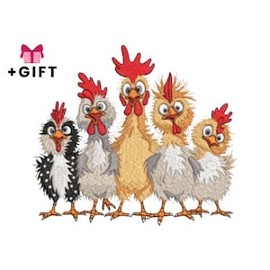 Può includere: Design ricamato con cinque polli dei cartoni animati con creste e becchi rossi e occhi grandi. I polli sono in vari colori, tra cui nero, grigio e giallo. Il testo "+REGALO" è accanto a un pacco regalo rosa.