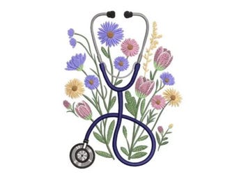Puede incluir: Diseño bordado de un estetoscopio y flores. El estetoscopio es azul marino y plateado, con auriculares negros. Las flores son de color púrpura, rosa, amarillo y blanco, con tallos y hojas verdes.