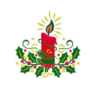 Puede incluir: Una vela roja con base verde y llama amarilla, rodeada de hojas de acebo verdes, bayas rojas y estrellas amarillas. La vela tiene una 'C' dorada y está sobre un fondo blanco.