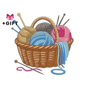 Könnte beinhalten: Ein brauner Weidenkorb gefüllt mit bunten Wollknäueln, Stricknadeln und einem blauen Strickschal. Die Garnfarben umfassen Gelb, Blau, Rosa und Grau. Eine rosa Geschenkbox mit Schleife und dem Text "+GIFT" befindet sich oben links.
