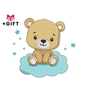 Peut inclure: Un ours en peluche beige brodé sur un nuage bleu clair, entouré d'étoiles turquoise. L'ours a un museau et des pattes blancs. L'image comprend une icône de boîte cadeau rose avec le texte "+GIFT".