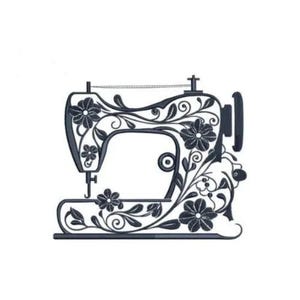 Op de afbeelding: Een decoratief silhouet van een naaimachine in donkergrijs, versierd met bloemen- en bladerpatronen. Het ontwerp toont een klassieke naaimachinevorm met ingewikkelde details, perfect voor knutselprojecten.