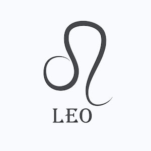 Könnte beinhalten: Ein dunkelgraues Leo-Tierkreiszeichen mit dem Wort "LEO" darunter, vor einem weißen Hintergrund. Das Symbol ist eine stilisierte, geschwungene Form, und der Text ist in einer Serifenschrift.