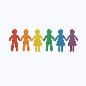 Könnte beinhalten: Stickerei mit sechs Figuren in Regenbogenfarben, die sich an den Händen halten: rot, orange, gelb, grün, blau und lila. Die Figuren sind stilisiert und in einfachen Formen dargestellt.