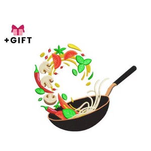 Op de afbeelding: Een geborduurd ontwerp van een wok gevuld met noedels en groenten, waaronder rode pepers, tomaten, champignons en groene kruiden. De wok heeft een zwarte kom en een zwarte handgreep. De tekst "+CADEAU" staat naast een roze geschenkdoos.