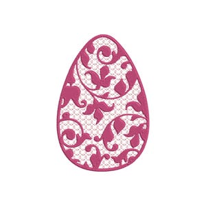Può includere: Un design di uovo di Pasqua color magenta con un motivo floreale e a volute. La forma dell'uovo è riempita con un delicato design traforato, creando un effetto pizzo. Il design presenta foglie stilizzate e viticci a spirale.
